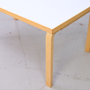 Detail of the white laminate top, birch edge and L-leg