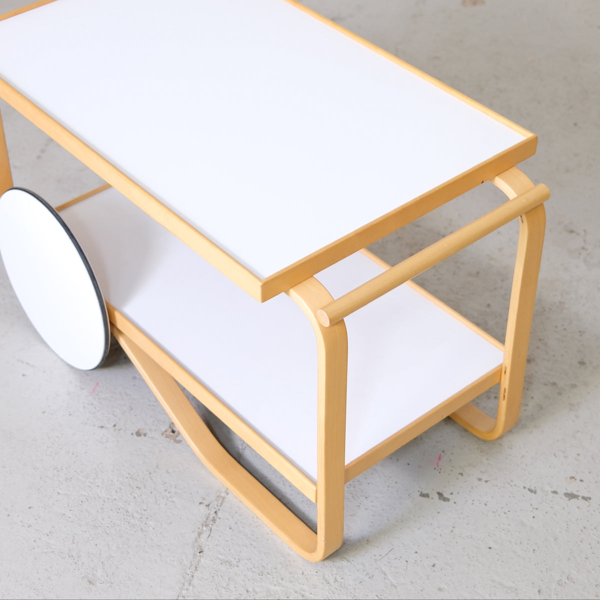 Artek 901 Tea Trolley in White Laminate by Alvar Aalto, artek 901 tea trolley by Alvar Aalto with white laminate shelves, top and frame detail