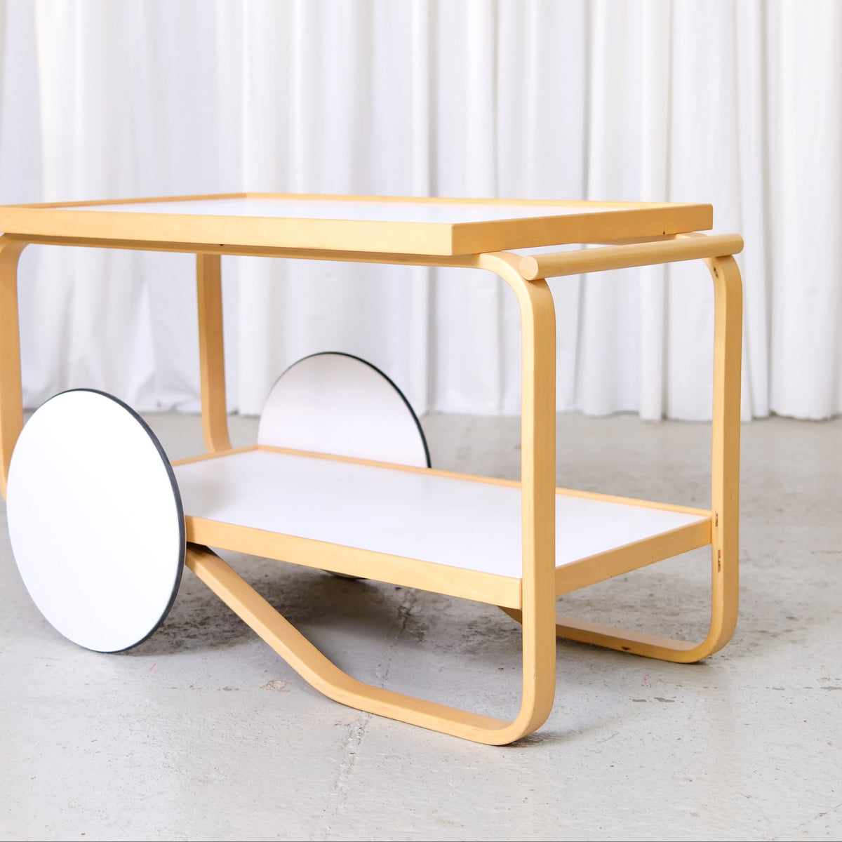 Artek 901 Tea Trolley in White Laminate by Alvar Aalto, artek 901 tea trolley by Alvar Aalto with white laminate shelves, side view