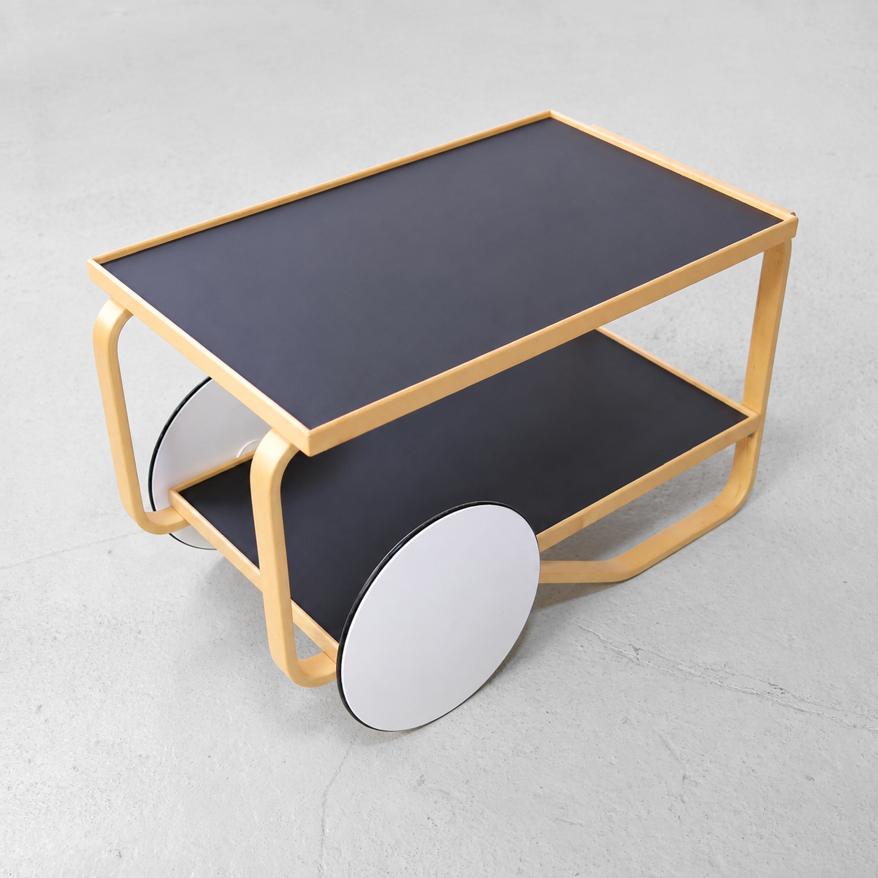 Top view of Artek 901 tea trolley with black linoleum