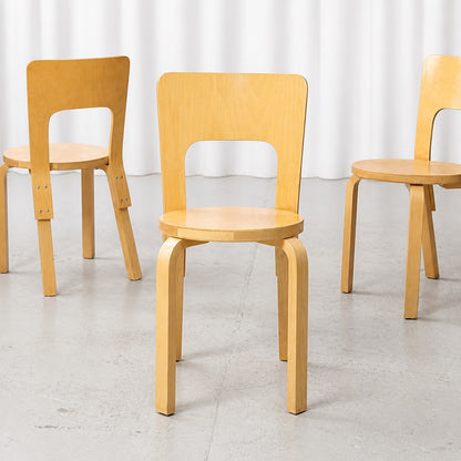 Artek stol 66 i björk sedd framifrån med två matchande stolar bakom