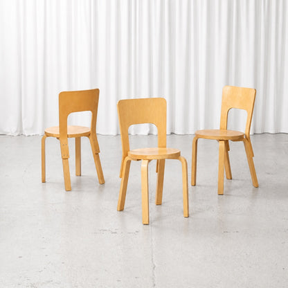 Tre Artekstolar av modell 66 i björk, formgivna av Alvar Aalto