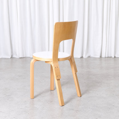 Artek 66-stol i björk med vit laminatsits, bakifrån