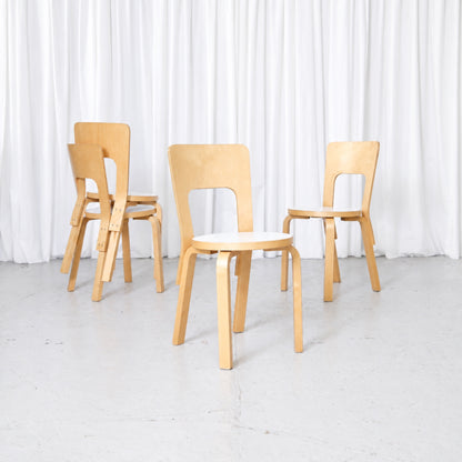 Fyra Artek 66-stolar i björk med vita laminatsitsar