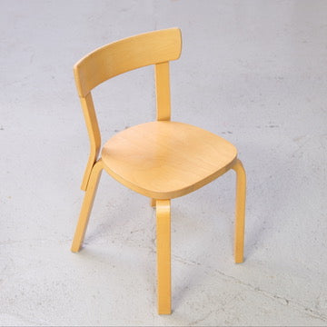Three-quarter view of a birch Artek Chair 69
