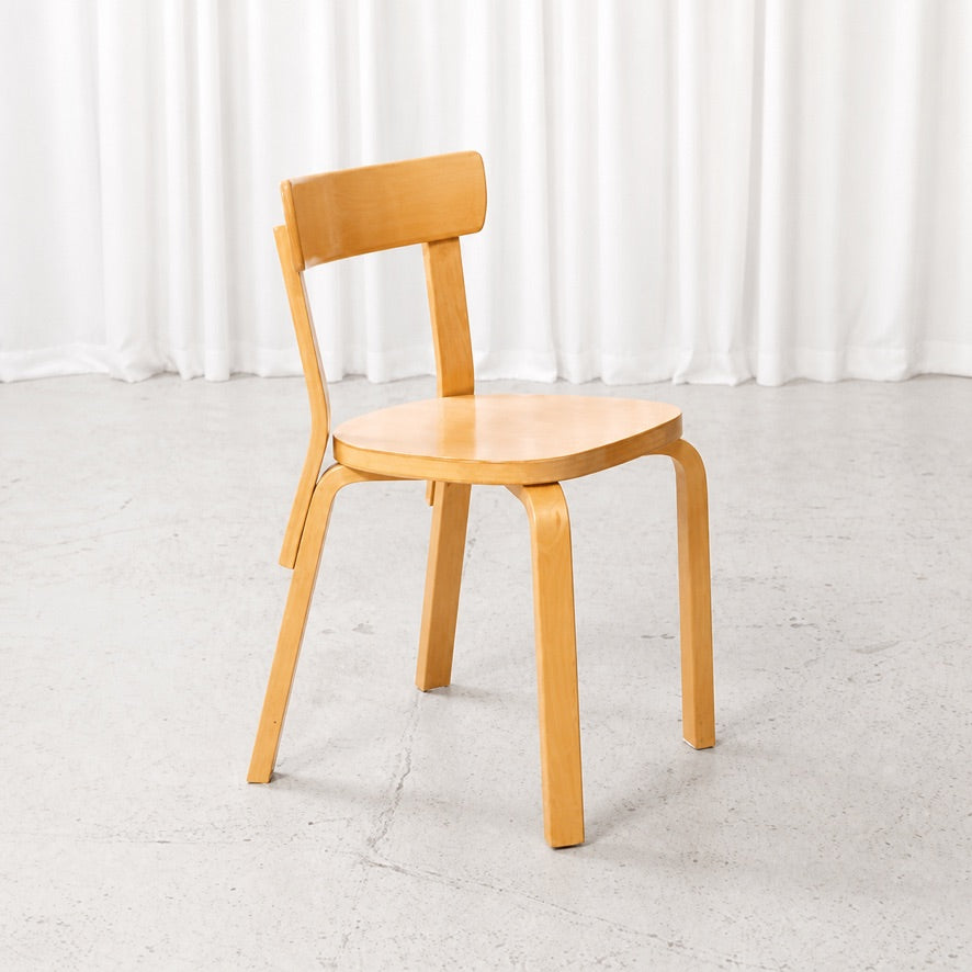 Front three-quarter view of Artek Chair 69 in birch