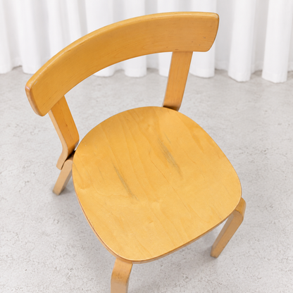 Artekin koivuinen vintage-tuoli 69, istuimessa kulumaa ja patinaa