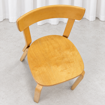 Artekin koivuinen vintage-tuoli 69, istuimessa epätasaista patinaa