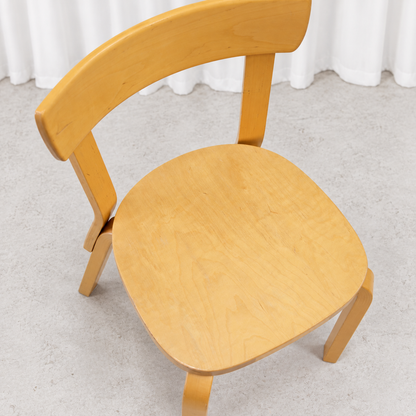 Artekin koivuinen vintage-tuoli 69, istuimessa vähäistä kulumaa ja patinaa
