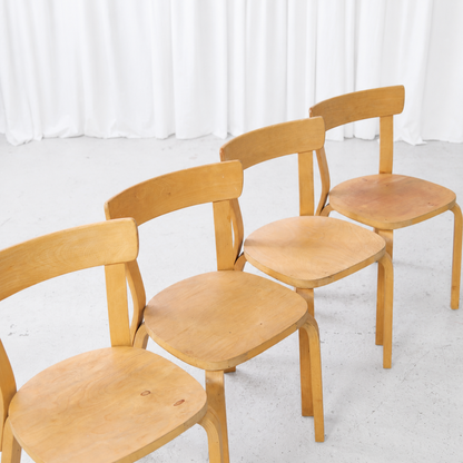 Fyra Artekstolar av modell 69 från 1950-talet i björk med fingerskarvade L-ben