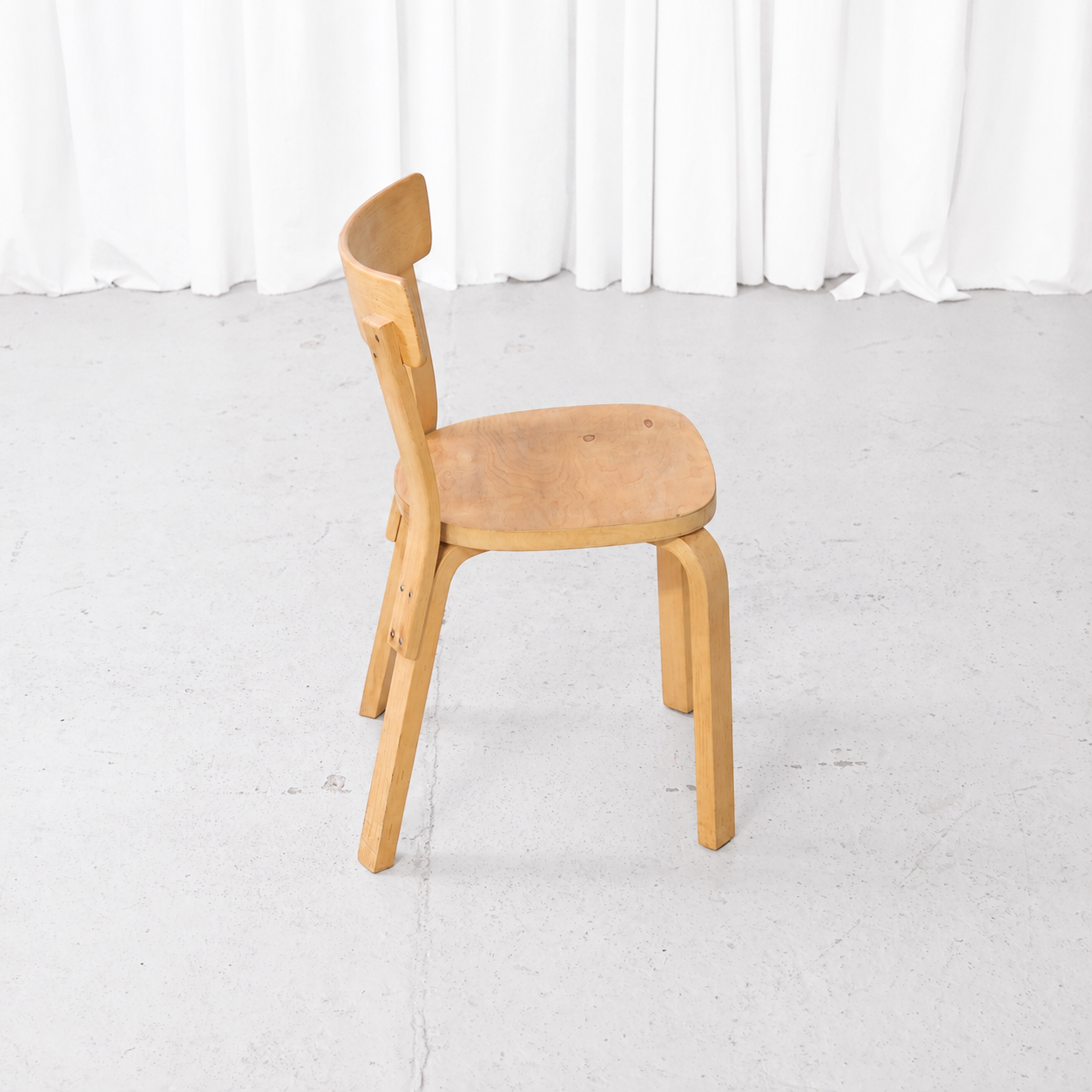 Side view of a 1950s Artek Chair 69 in birch