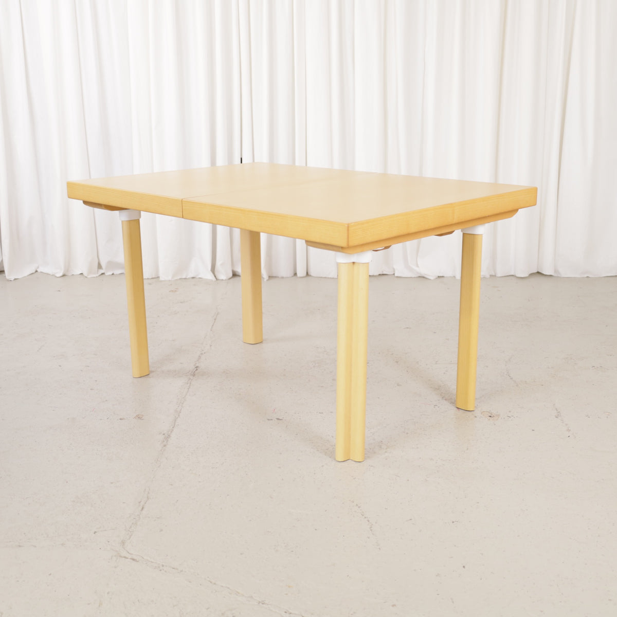 Artek H92 extendable ash dining table by Alvar Aalto, table and finish detail