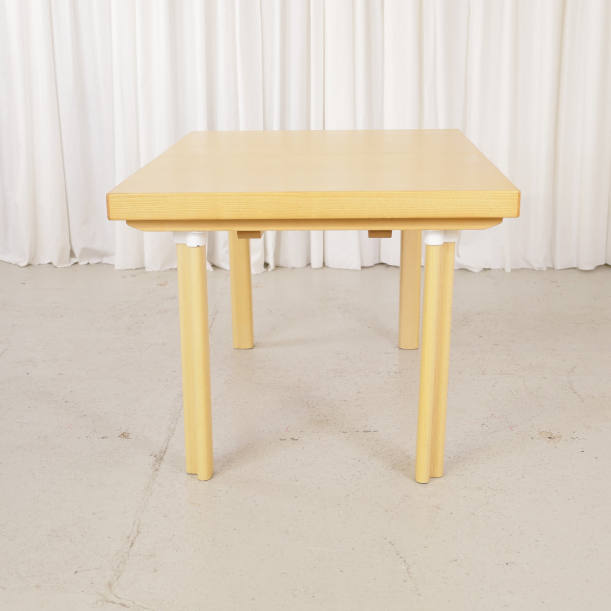 Artek H92 extendable ash dining table by Alvar Aalto, table and finish detail