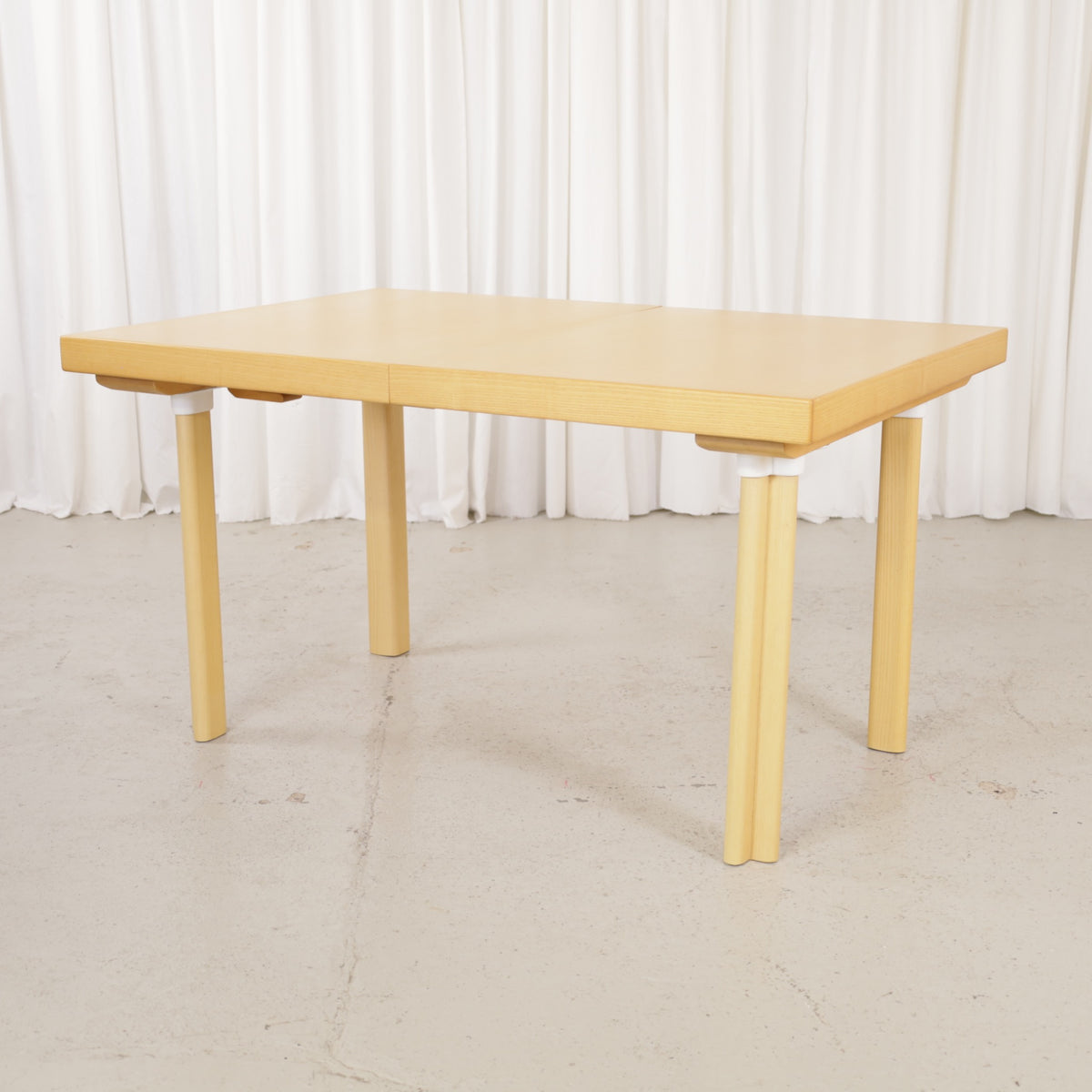 Artek H92 extendable ash dining table by Alvar Aalto, table and finish detail