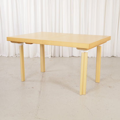 Artek H92 extendable ash dining table by Alvar Aalto, table and finish detail