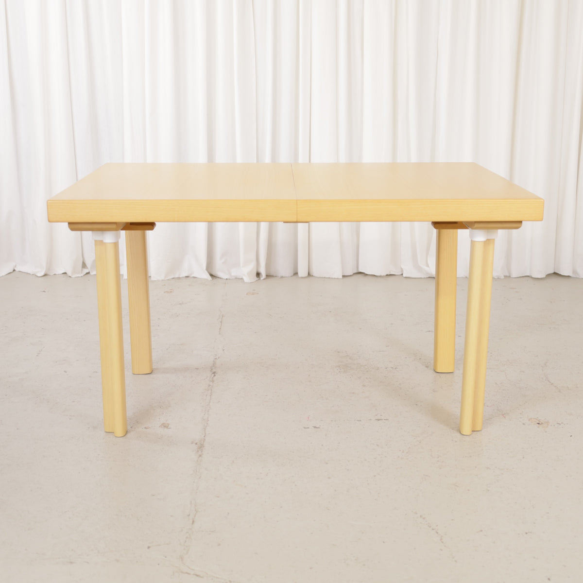 Artek H92 extendable ash dining table by Alvar Aalto, table and finish detail