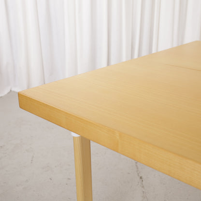 Artek H92 extendable ash dining table by Alvar Aalto, table and finish detail