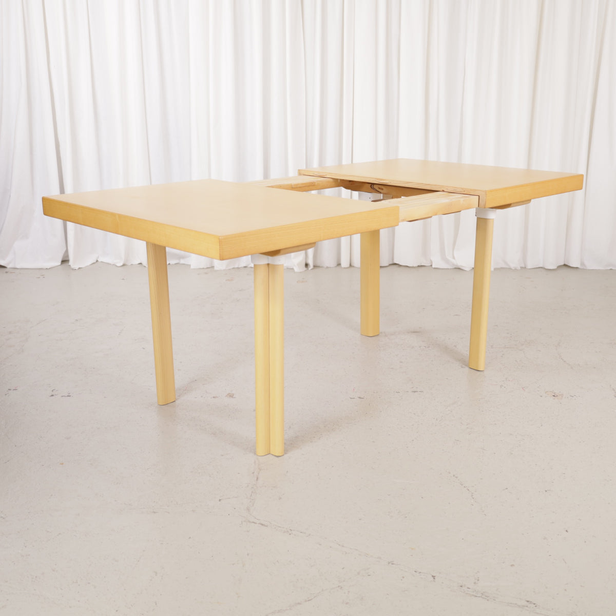 Artek H92 extendable ash dining table by Alvar Aalto, extension mechanism detail