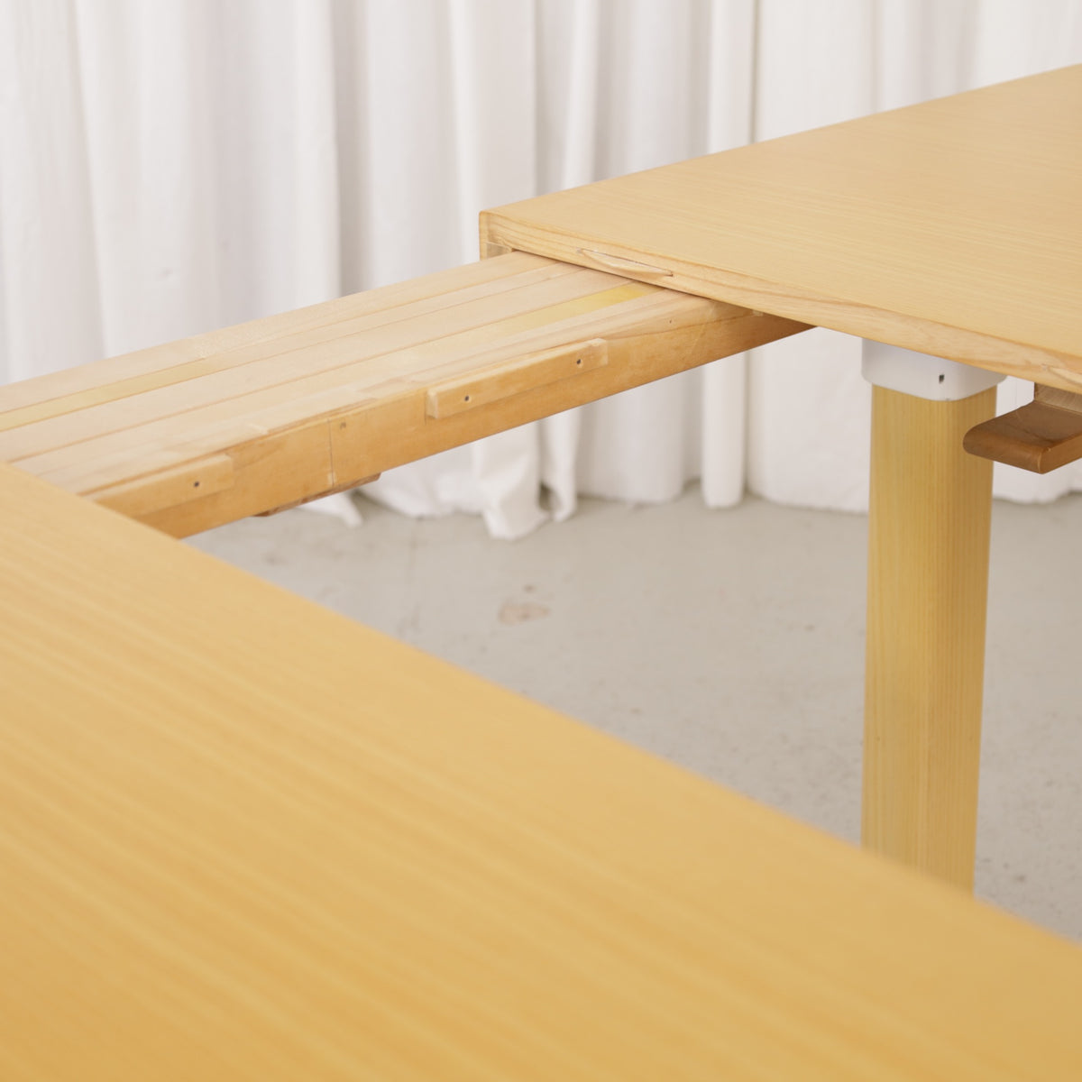 Artek H92 extendable ash dining table by Alvar Aalto, extension mechanism detail