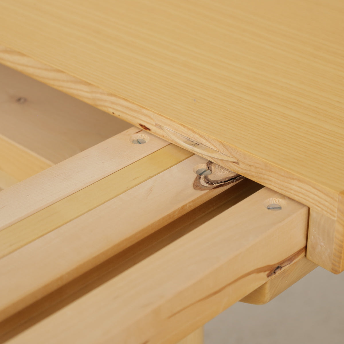 Artek H92 extendable ash dining table by Alvar Aalto, extension mechanism detail