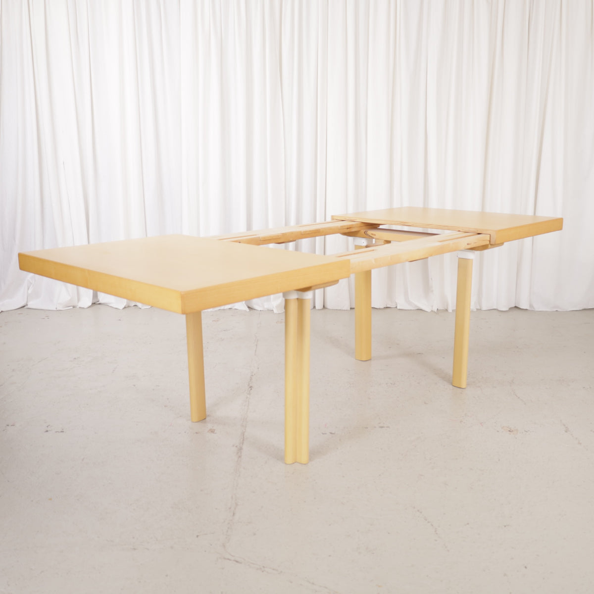 Artek H92 extendable ash dining table by Alvar Aalto, extension mechanism detail