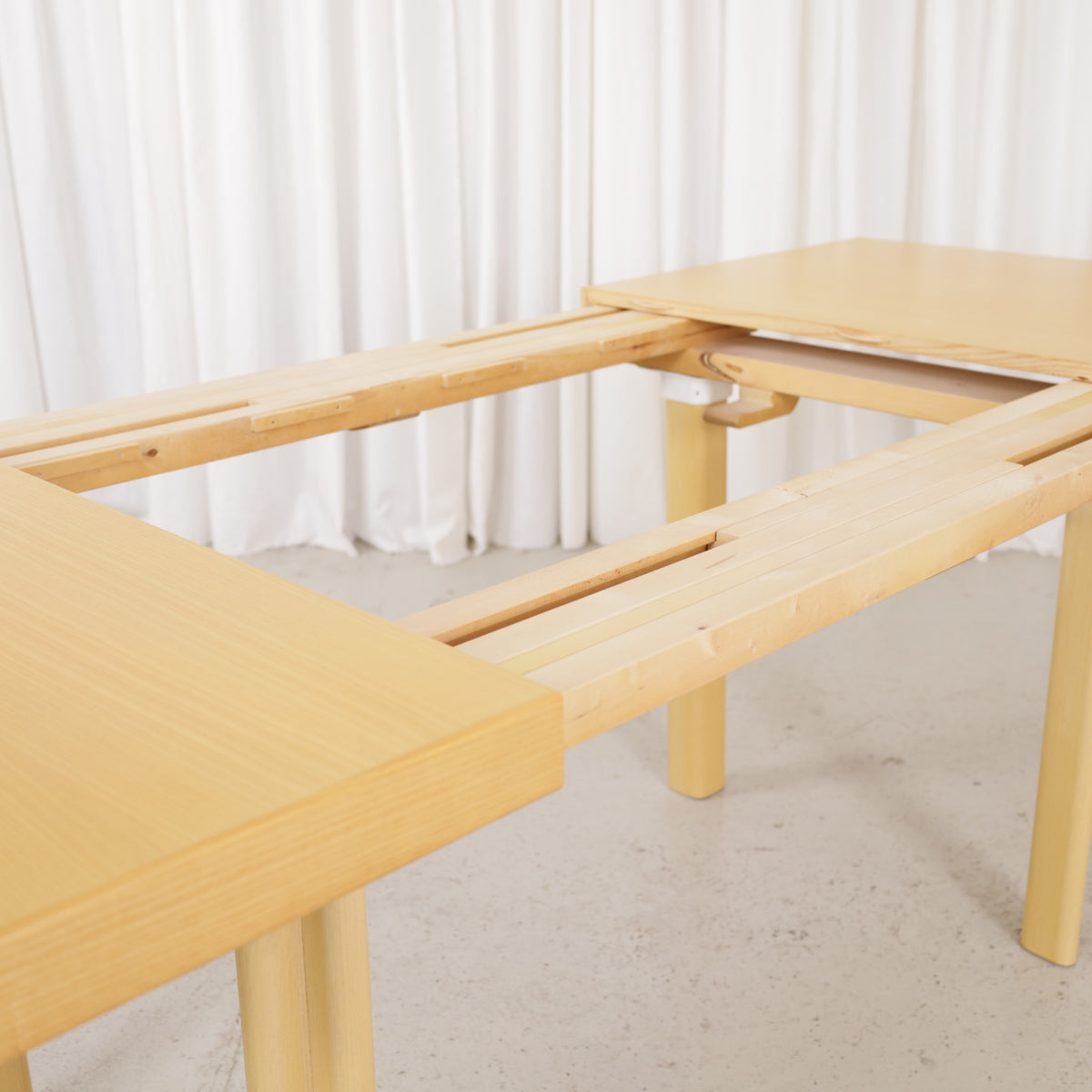 Artek H92 extendable ash dining table by Alvar Aalto, extension mechanism detail