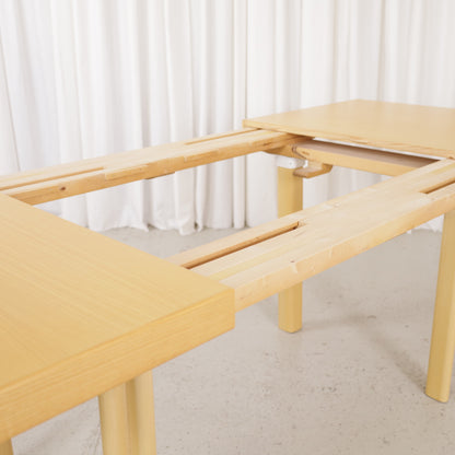 Artek H92 extendable ash dining table by Alvar Aalto, extension mechanism detail