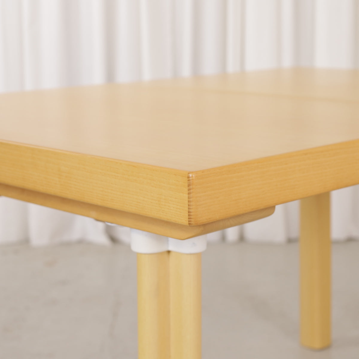 Artek H92 extendable ash dining table by Alvar Aalto, table and finish detail