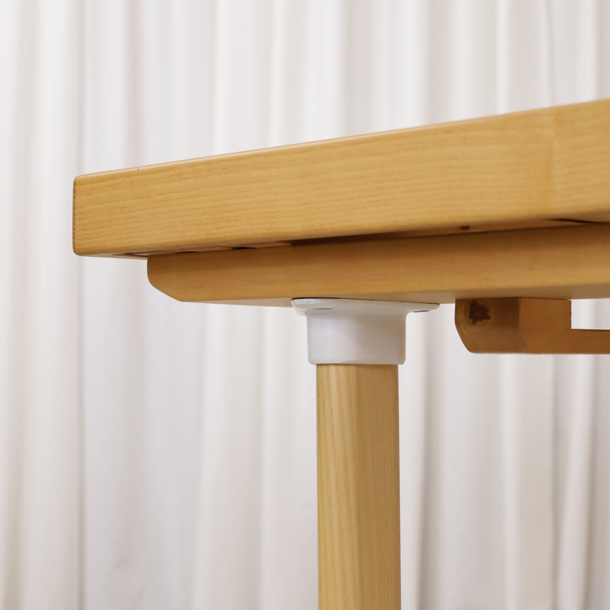 Artek H92 extendable ash dining table by Alvar Aalto, table and finish detail