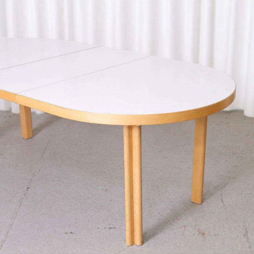 White laminate top and birch HL2 legs of the Artek H99 table