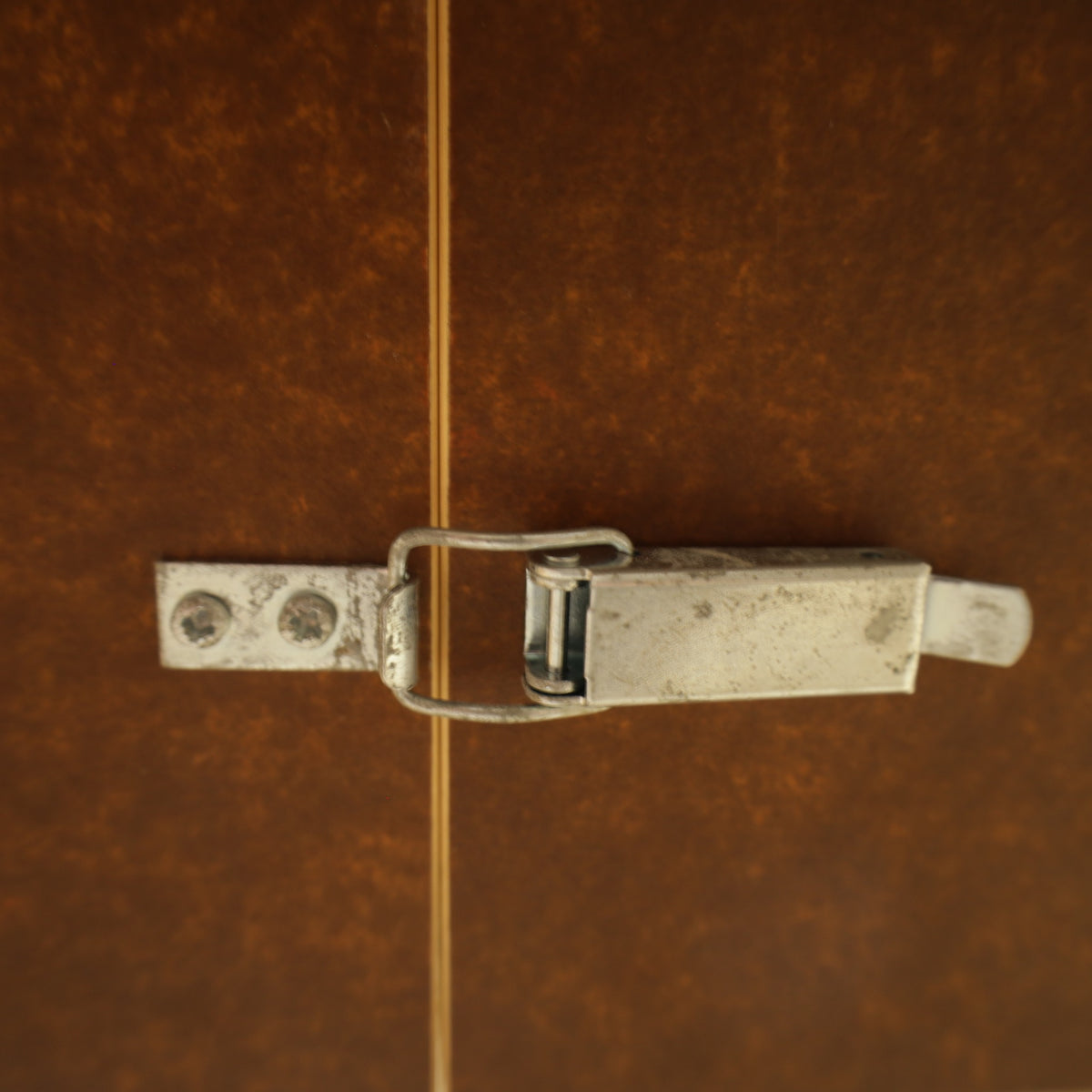 Underside locking catch on Artek H99 table
