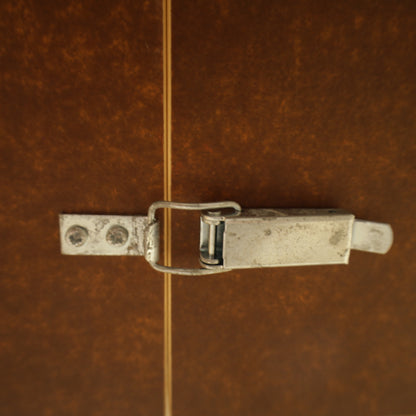 Underside locking catch on Artek H99 table