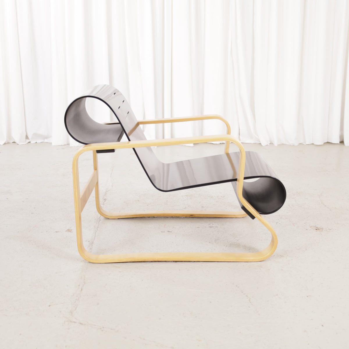 Alvar Aalto Paimio 41 lounge chair — opposite side profile