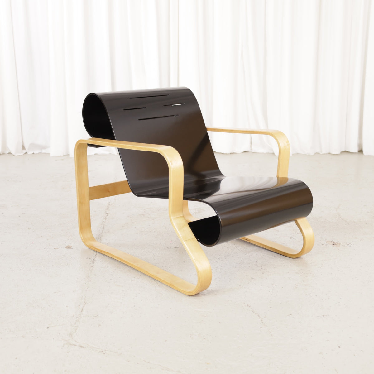 Alvar Aalto Paimio 41 lounge chair — front three-quarter view