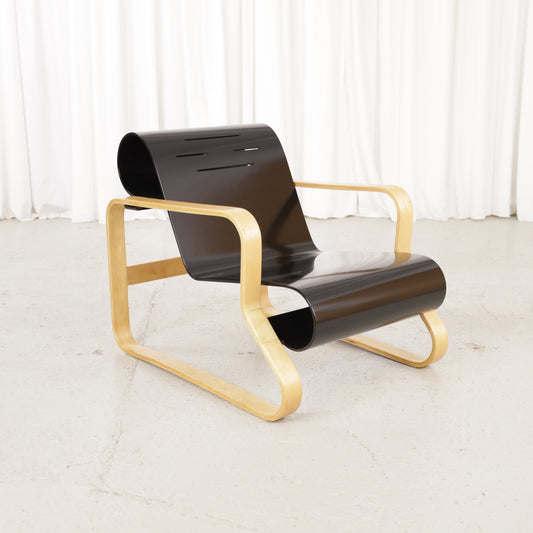Alvar Aalto Paimio 41 lounge chair — front three-quarter view