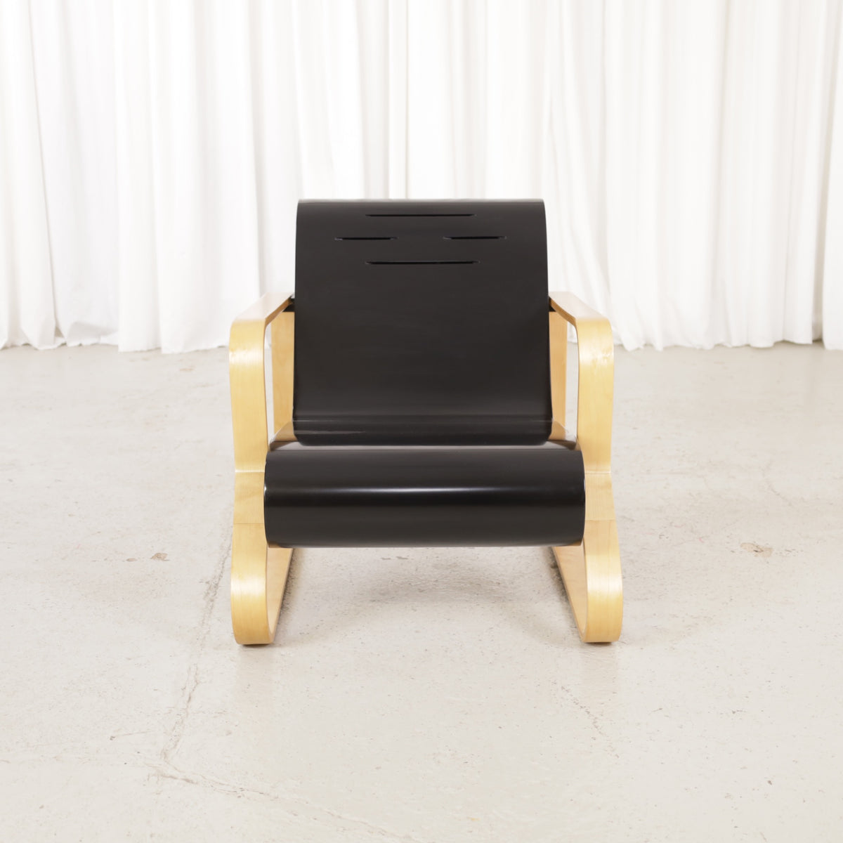 Alvar Aalto Paimio 41 lounge chair — front view
