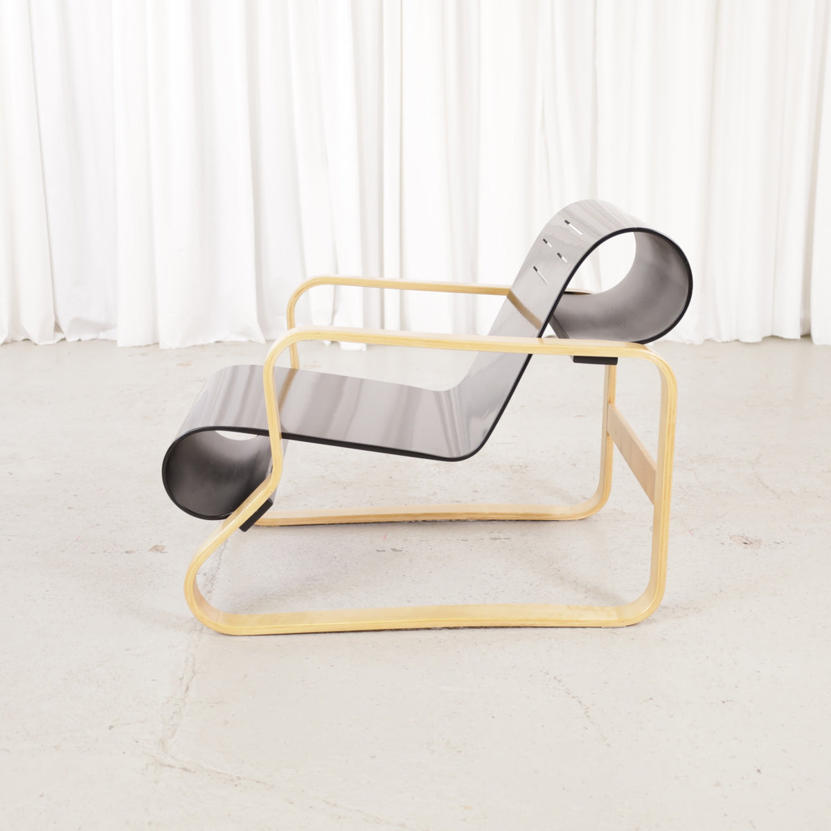 Alvar Aalto Paimio 41 lounge chair — side profile