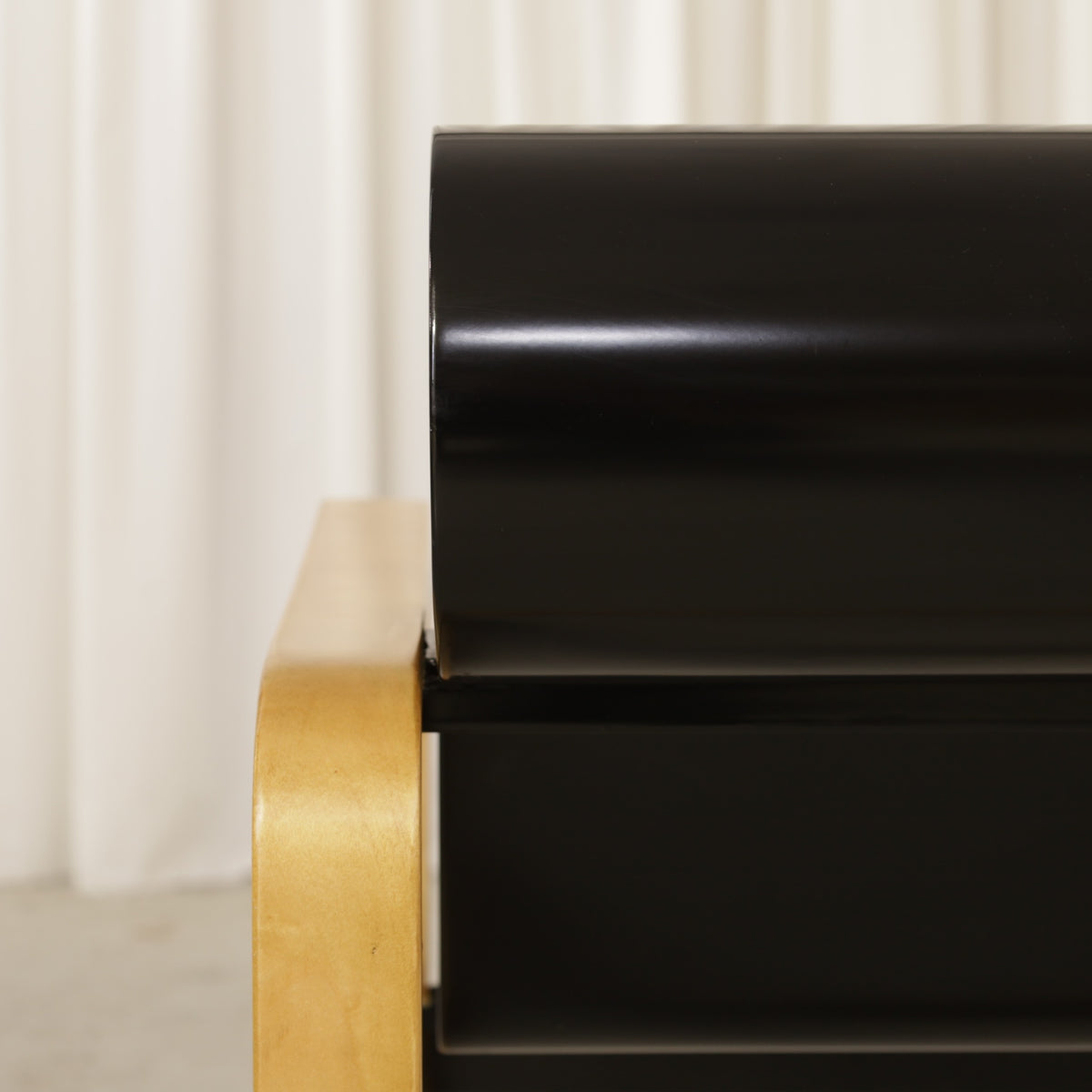 Alvar Aalto Paimio 41 lounge chair — black lacquered backrest detail