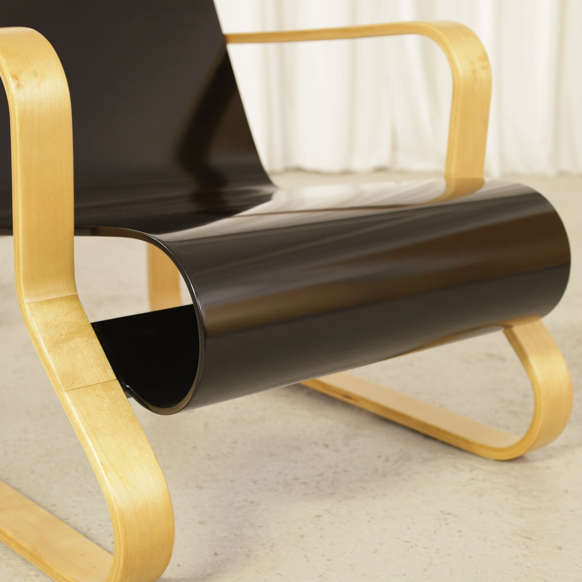 Alvar Aalto Paimio 41 lounge chair — seat and birch frame detail