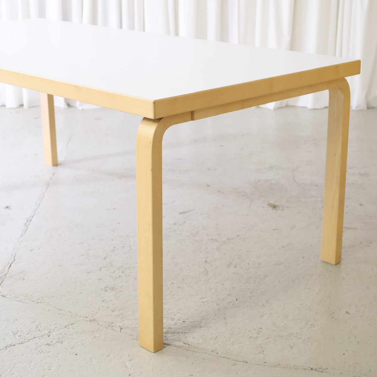 Artek Table 83 in White Laminate by Alvar Aalto, artek Table 83 by Alvar Aalto, birch L-leg and white laminate top detail