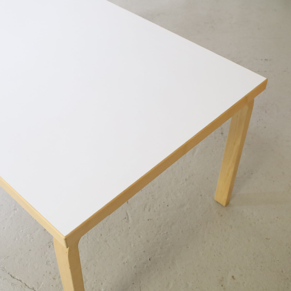 Artek Table 83 in White Laminate by Alvar Aalto, artek Table 83 white laminate tabletop detail