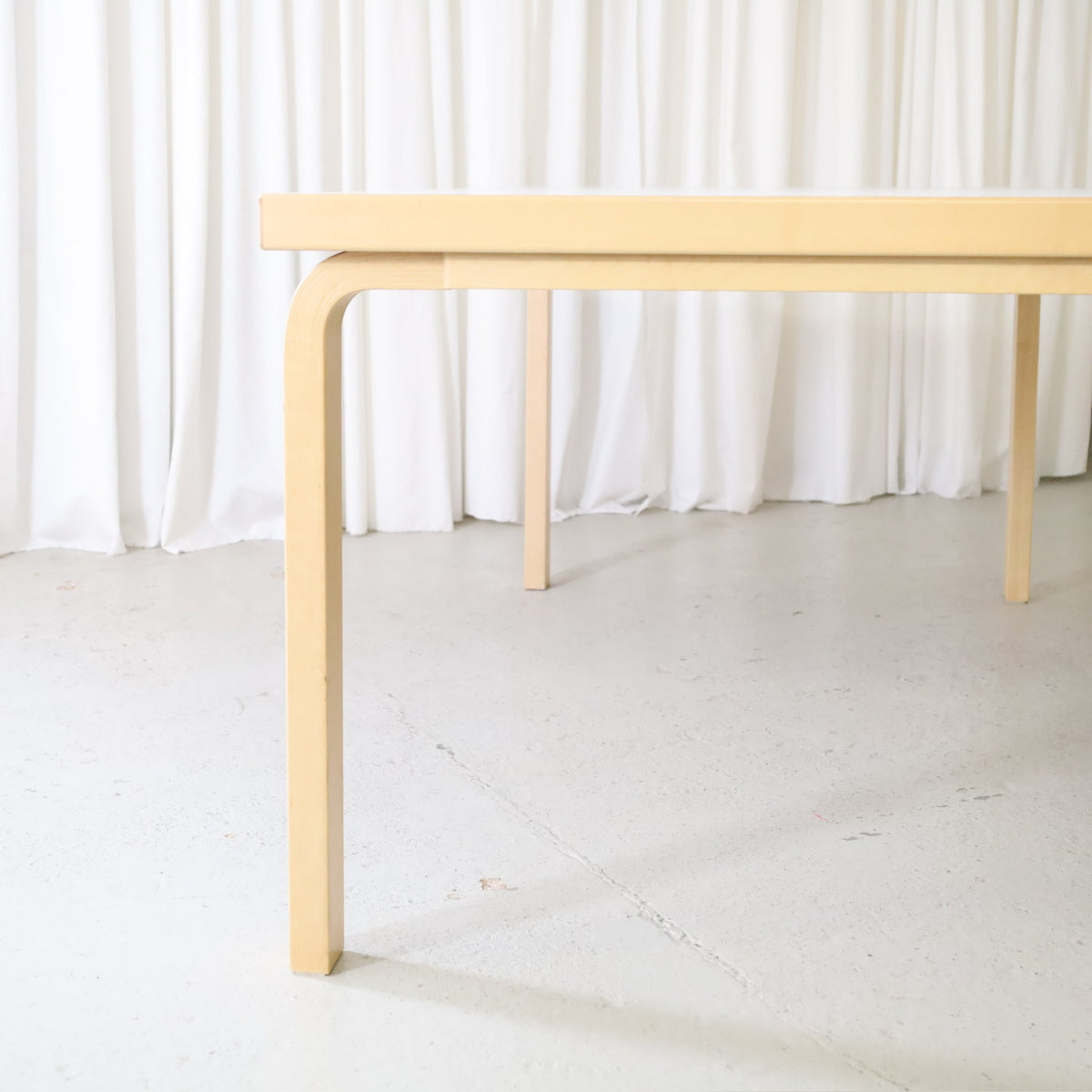 Artek Table 83 in White Laminate by Alvar Aalto, artek Table 83 birch frame and L-leg detail