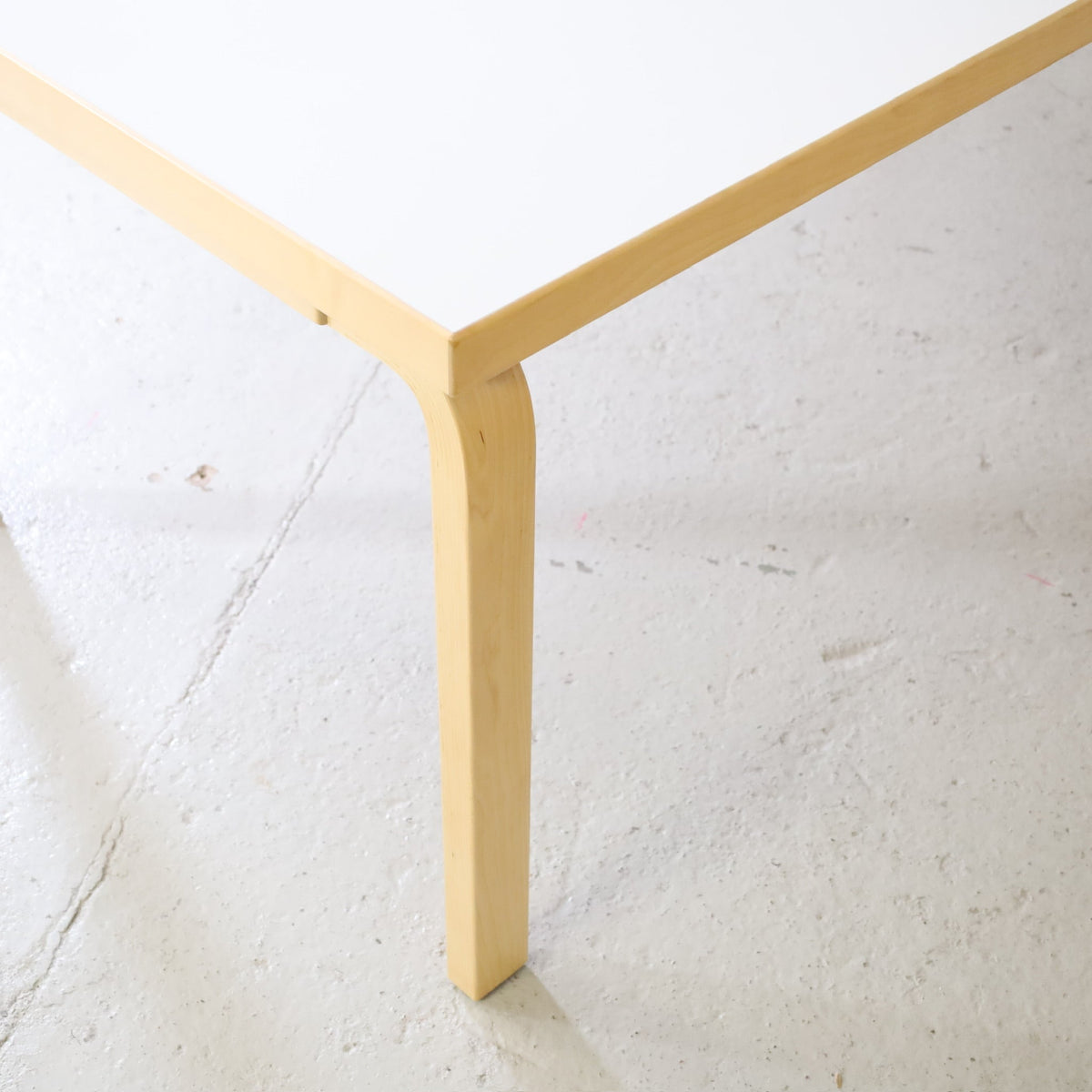 Artek Table 83 in White Laminate by Alvar Aalto, artek Table 83 birch L-leg corner construction detail