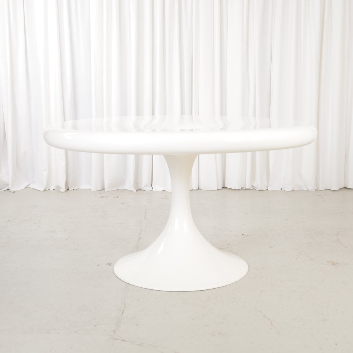 White Eero Aarnio Kanttarelli dining table for Asko, table and surface detail