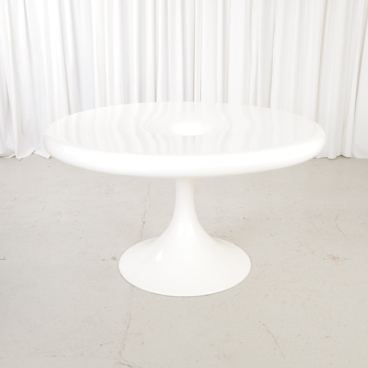 White Eero Aarnio Kanttarelli dining table for Asko, table and surface detail