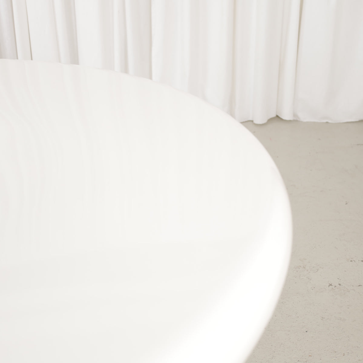 White Eero Aarnio Kanttarelli dining table for Asko, table and surface detail
