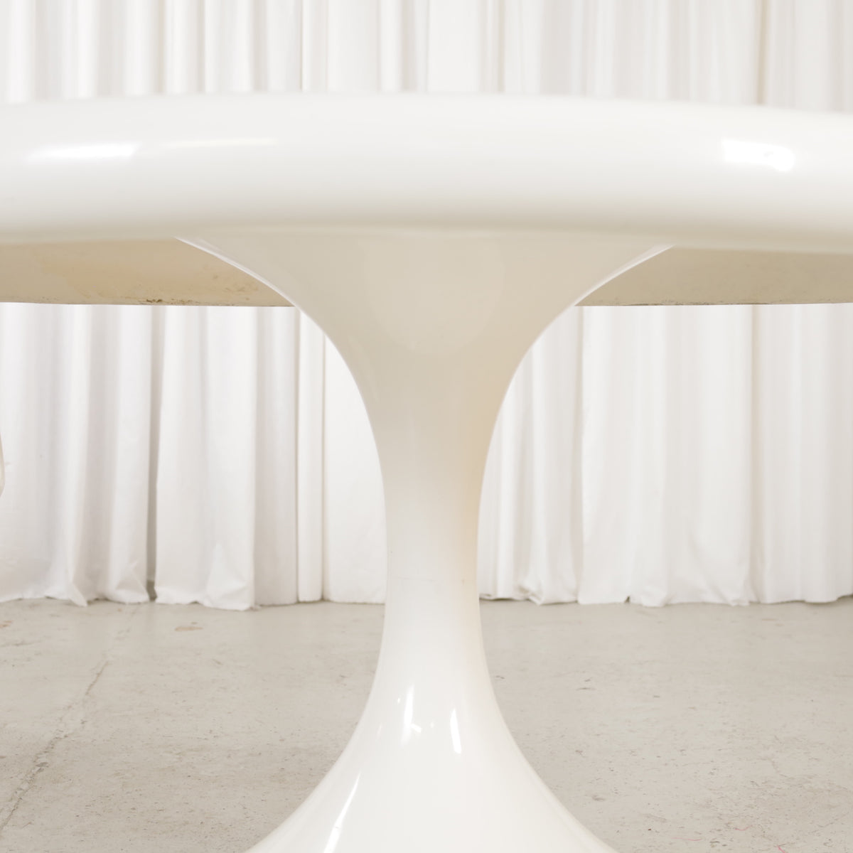 White Eero Aarnio Kanttarelli dining table for Asko, table and surface detail