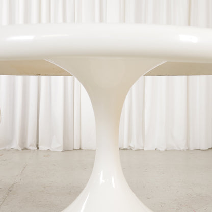 White Eero Aarnio Kanttarelli dining table for Asko, table and surface detail