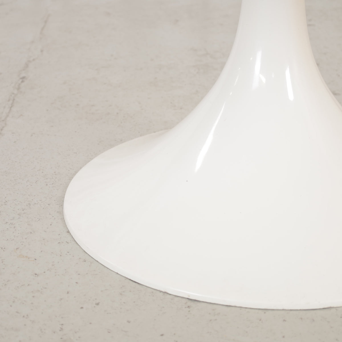 White Eero Aarnio Kanttarelli dining table for Asko, table and surface detail