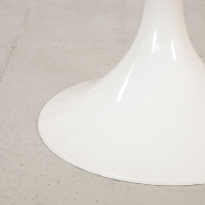 White Eero Aarnio Kanttarelli dining table for Asko, table and surface detail
